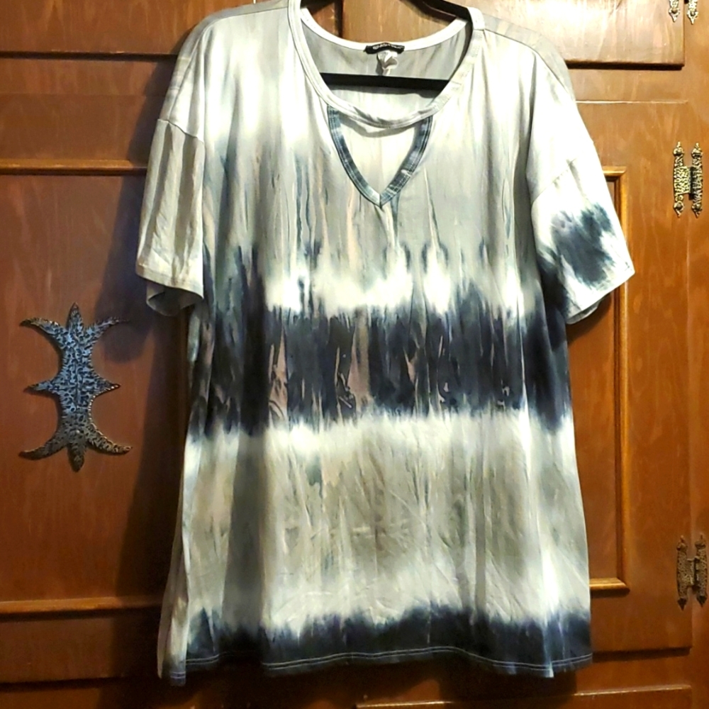 Gently used Heimish short sleeve blue/gray tie-dye top with super stretch sz 3XL